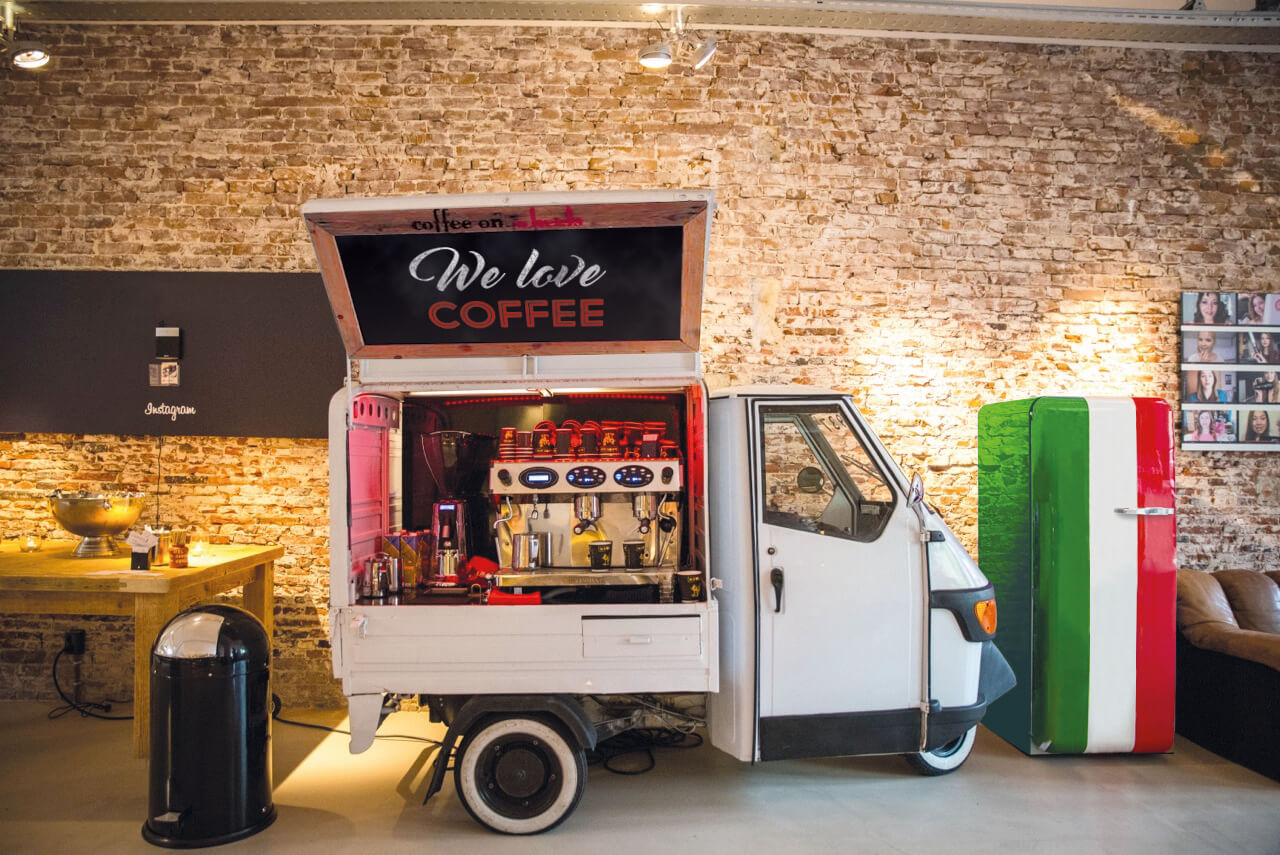 NIEUW de elektrische koffiepiaggio van Coffee on Wheels Den Haag